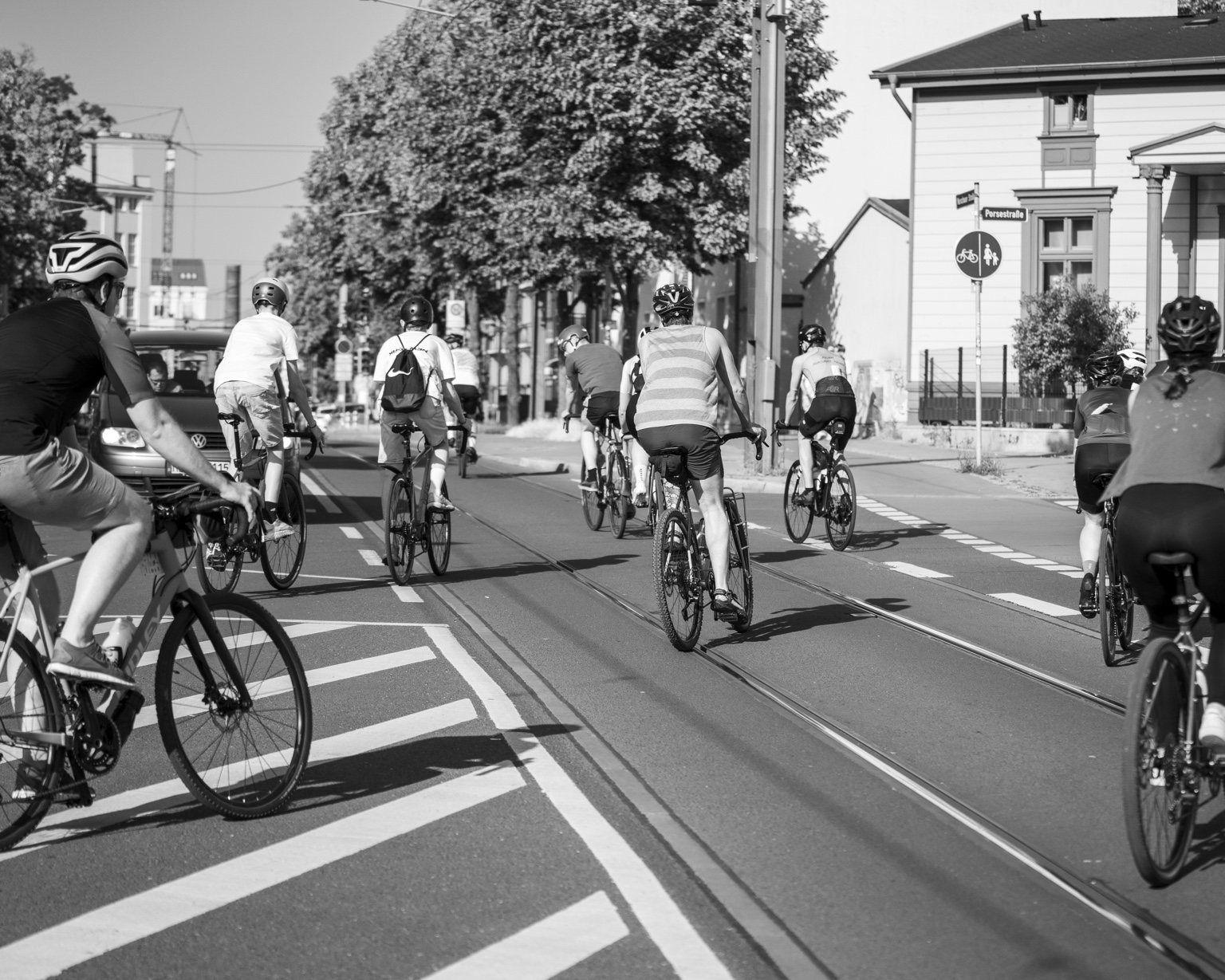Radfahrende unterwegs durch Magdeburg beim Alleycat 2025