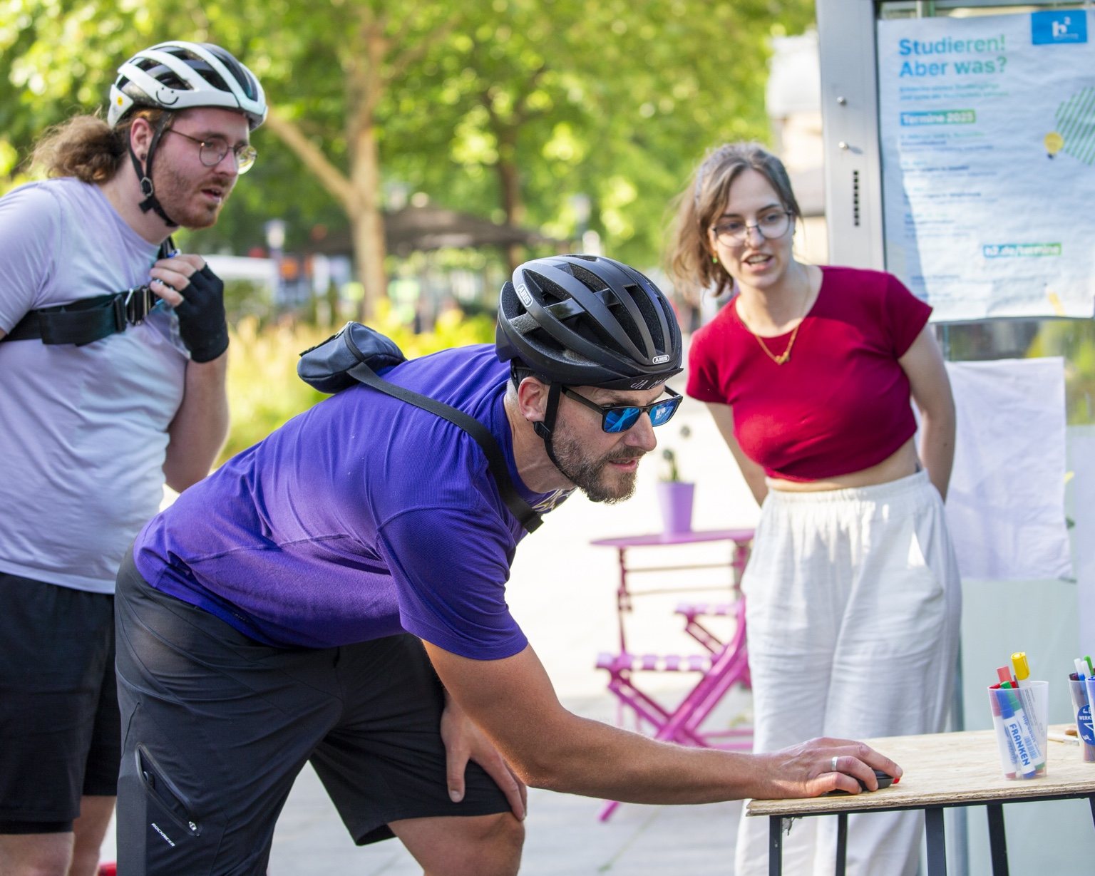 Teilnehmende an einem Checkpoint des Alleycat 2025